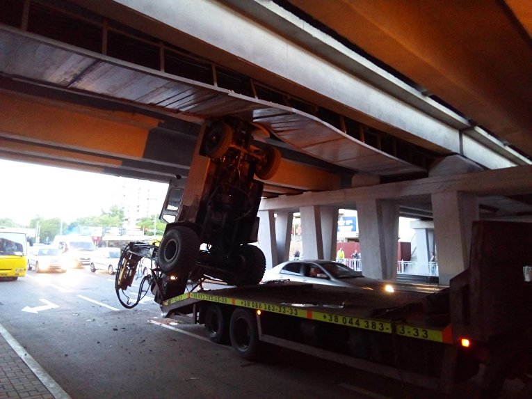 В столице эвакуатор протаранил мост метро