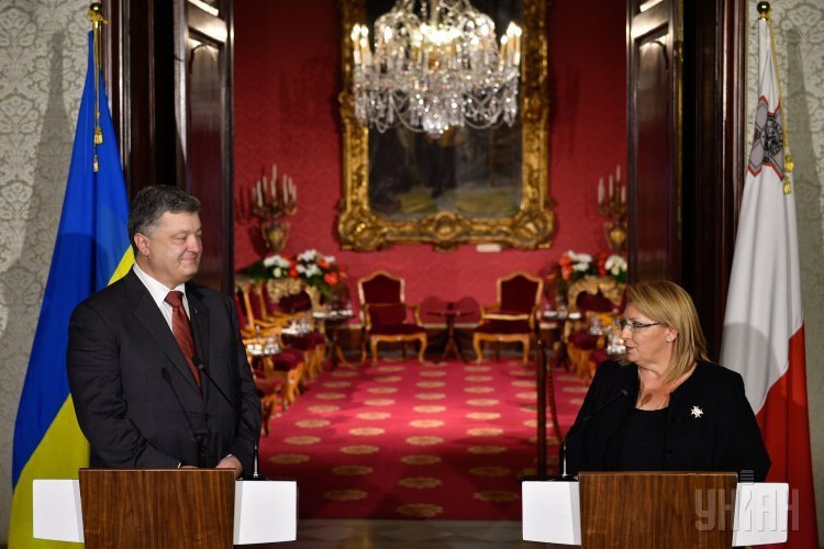 Президент Украины Петр Порошенко и президент Республики Мария-Луиза Колейро Прека во время совместной пресс-конференции в Валлетте (Мальта)