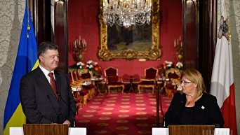 Президент Украины Петр Порошенко и президент Республики Мария-Луиза Колейро Прека во время совместной пресс-конференции в Валлетте (Мальта)