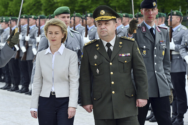 Министр обороны Германии Урсула фон дер Лейен (слева) принимает в Берлине своего украинского коллегу Степана Полторака