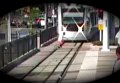 Дети бегают перед поездом в метро Хьюстона