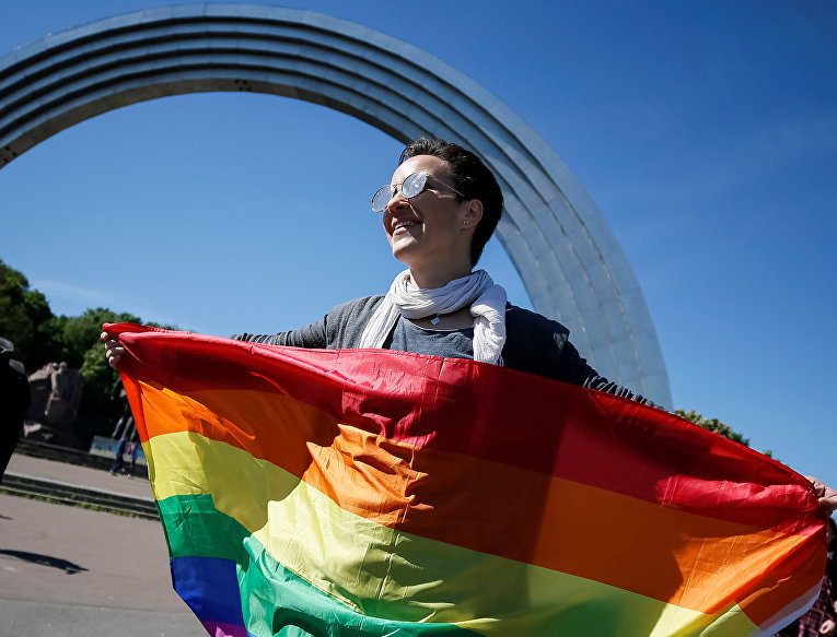 Международный день борьбы с гомофобией: в центре Киева провели акцию с флагами ЛГБТ
