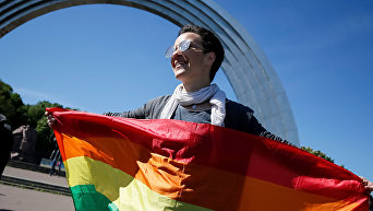 Международный день борьбы с гомофобией: в центре Киева провели акцию с флагами ЛГБТ