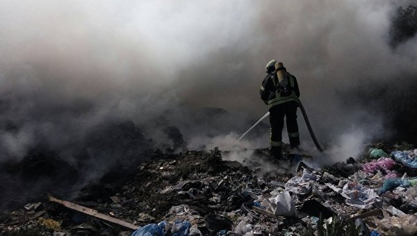 Пожар на мусорной свалке в Новых Петровцах