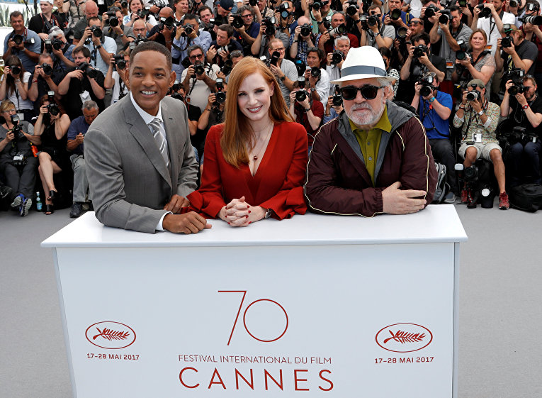 70-й Каннский кинофестиваль, фотосессия жюри - режиссер Педро Альмодовар, актеры Джессика Честейн и Уилл Смит.