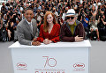 70-й Каннский кинофестиваль, фотосессия жюри - режиссер Педро Альмодовар, актеры Джессика Честейн и Уилл Смит.