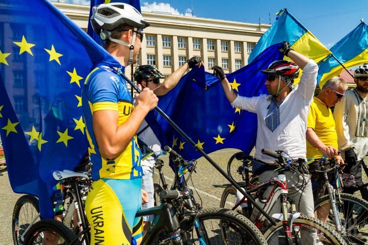 В Ужгороде прошел Евромарафон, посвященный безвизу ЕС и Украины.