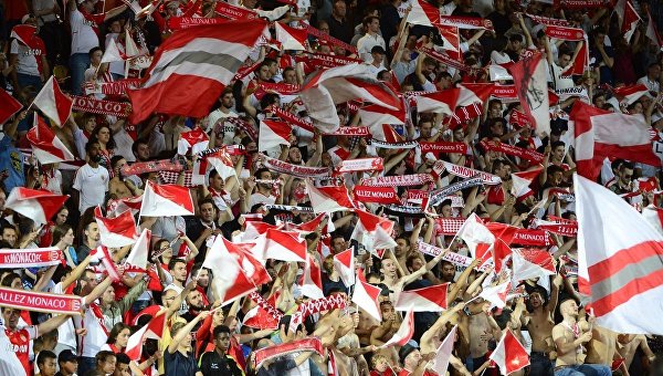 Болельщики ФК Монако празднуют победу клуба