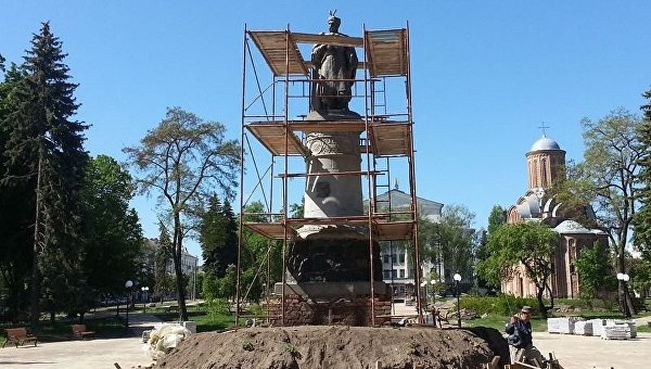 Памятник Хмельницкому в Чернигове в ходе ремонтных работ