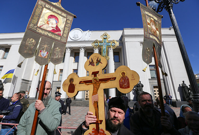 Под ВР призвали депутатов не принимать антирелигиозные законопроекты