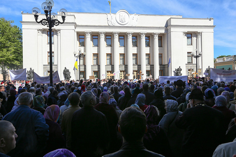Под ВР призвали депутатов не принимать антирелигиозные законопроекты