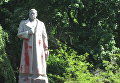 Памятник Ватутину в Киеве облили краской