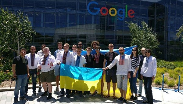 Сотрудники Google поздравили украинцев с праздником в вышиванках