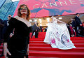 Актрисы Сьюзен Сарандон и Эль Фаннинг на церемонии открытия 70-го Каннского международного кинофестиваля