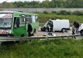Под Харьковом иномарка влетела в два авто и автобус