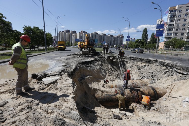 В Киеве на Оболони из-за прорыва теплотрассы на дороге образовался котлован