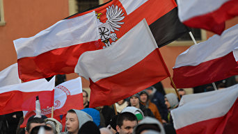 Флаги Польши. Архивное фото