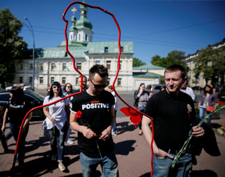 Участники торжественной церемонии возле памятника памяти жертв СПИДа в Киеве