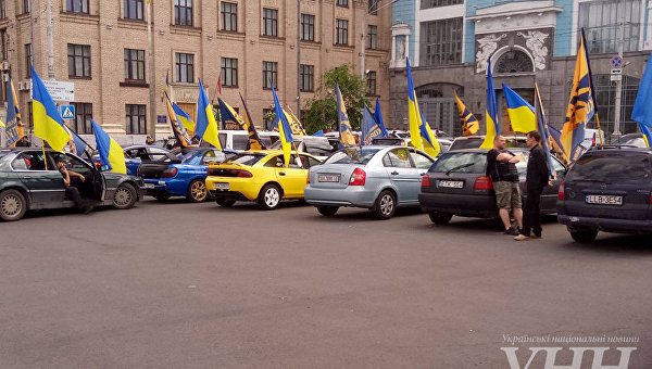 В Киеве автомобилисты собираются ехать в имение Порошенко
