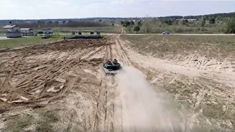 Порошенко показал испытания модернизированных танков Т-80 для ВДВ в зоне АТО. Видео