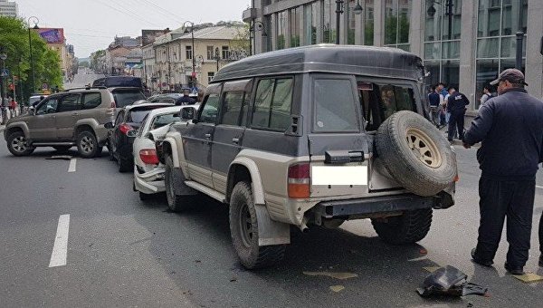 В РФ водитель грузовика разбил 19 машин