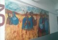 Житель Ужгорода разрисовал подъезд многоэтажки картинами на религиозную тематику