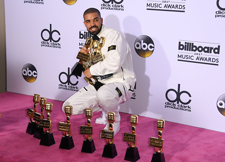 Рэйпер Дрейк позирует с наградами во время 2017 Billboard Music Awards в Лас-Вегасе, штат Невада