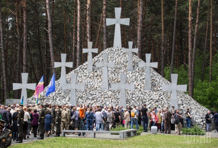 Церемония памяти жертв политических репрессий на территории национального историко-мемориального заповедника Быковнянские могилы, в Быковне