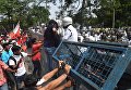 Столкновения демонстрантов и полицейских в Калькутте во время шествия за реформы цен в сельскохозяйственном секторе