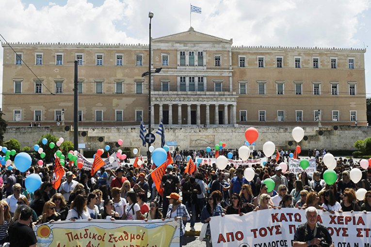 Сотрудники муниципальных детских садов протестуют у греческого парламента в Афинах во время своей 48-часовой забастовки