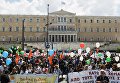 Сотрудники муниципальных детских садов протестуют у греческого парламента в Афинах во время своей 48-часовой забастовки