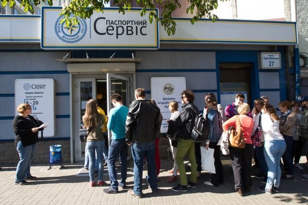 Очередь за биометрическими паспортами в центре обслуживания граждан Паспортный сервис в Киеве