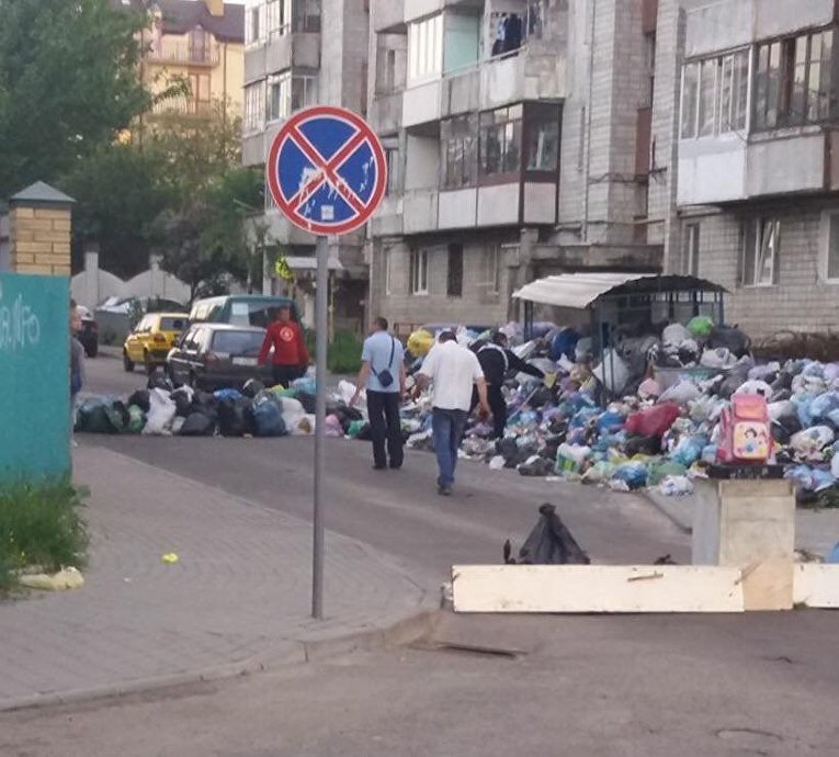 Жители Львова начали перекрывать дороги мусором