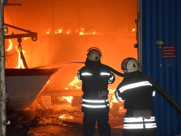 В Николаеве ночью горело предприятие по производству яхт