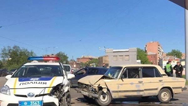 В Харькове полицейский автомобиль разбил ВАЗ во время погони