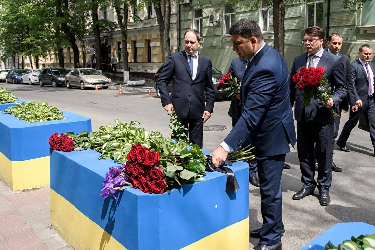 Премьер-министр Украины Владимир Гройсман положил цветы у посольства Великобритании в Киеве в память о погибших во время вчерашнего террористического акта в Манчестере.