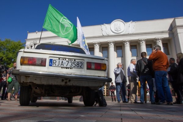 Акция Николай Запорожец в поддержку цивилизованного рынка бывших в употреблении авто под Радой.