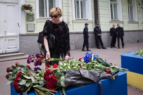 Под посольством Великобритании в Киеве появились букеты цветов в память о погибших во время вчерашнего террористического акта в Манчестере.