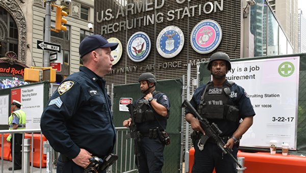 Полиция и военные на улице Нью-Йорка