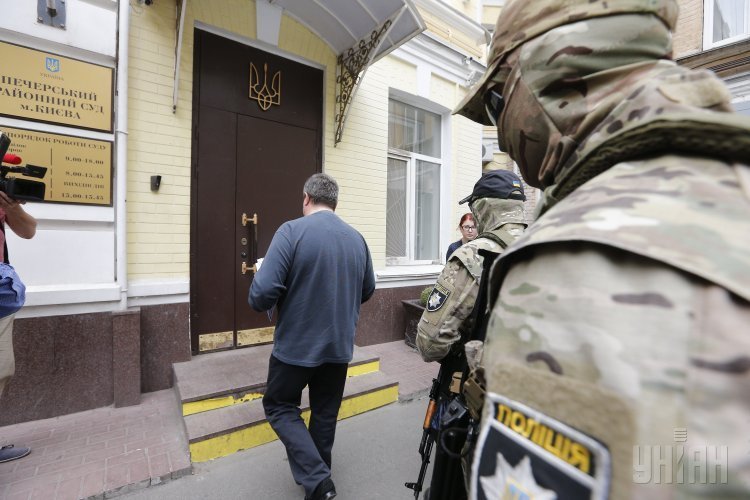 Задержанных экс-руководителей налоговой доставляют в Печерский суд