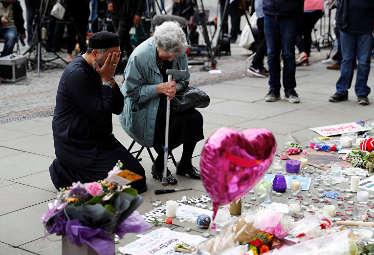 Еврейка и мусульманин на площади Сент-Энн в Манчестере, где чтят память погибших при теракте на стадионе