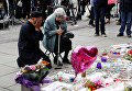 Еврейка и мусульманин на площади Сент-Энн в Манчестере, где чтят память погибших при теракте на стадионе