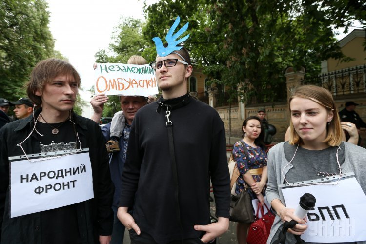 Участники акции-перфоманса Украинцам не нужен карманный омбудсмен! у Комитета Верховной Рады по правам человека