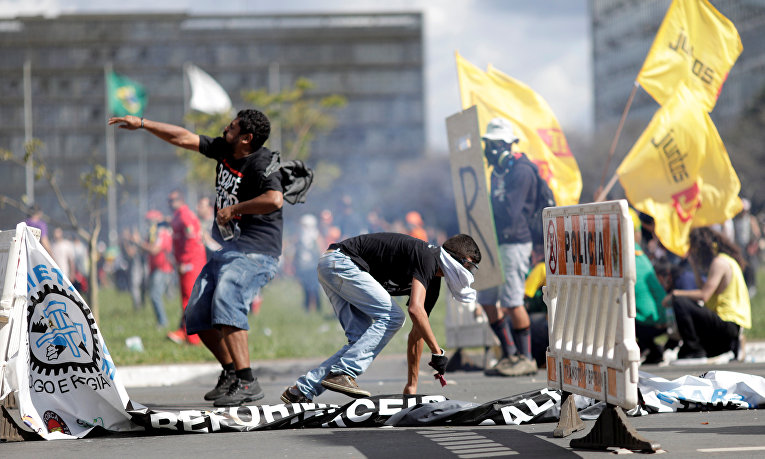 Массовые беспорядки в Бразилии: оппозиция требует отставки президента