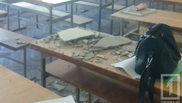 Во время занятий на парты студентов Одесского национального политехнического университета с потолка упал большой кусок штукатурки