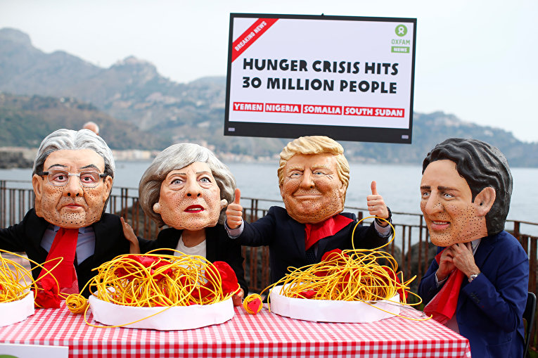 Маскарад на саммите G7: активисты накормили мировых лидеров лапшой