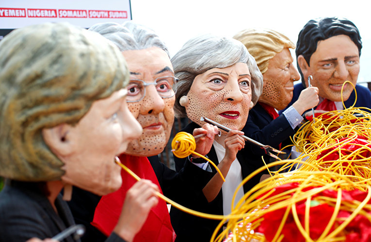 Маскарад на саммите G7: активисты накормили мировых лидеров лапшой