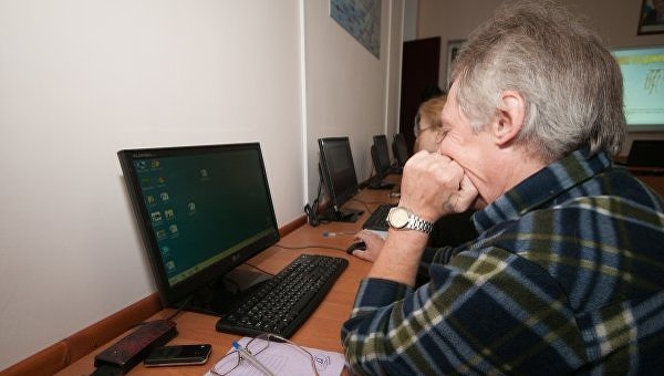 Пенсионеры за компьютерами. Архивное фото