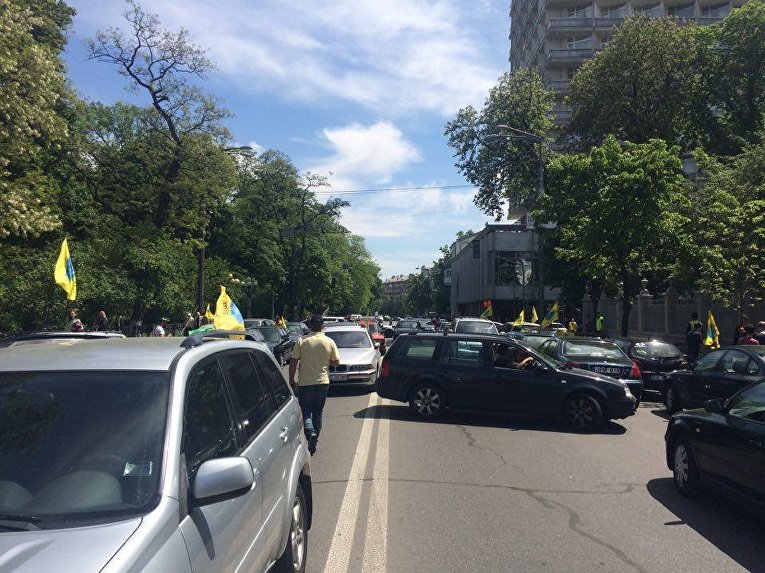 Акция протеста под ВРУ: владельцы авто на иностранных номерах перекрыли улицу Грушевского