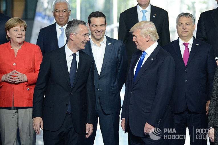 Генсек НАТО Йенс Столтенберг и президент США Дональд Трамп (слева направо на первом плане). Архивное фото
